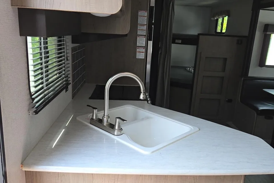 Hinda 28 FT Keystone Hideout Travel Trailer