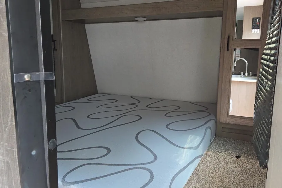Hinda 28 FT Keystone Hideout Travel Trailer