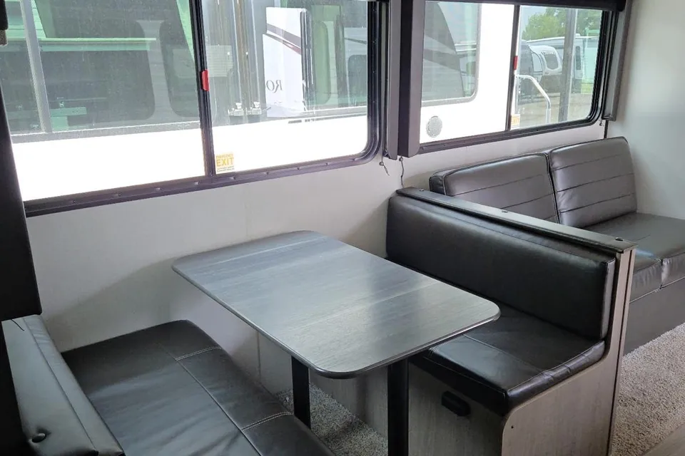 Hinda 28 FT Keystone Hideout Travel Trailer
