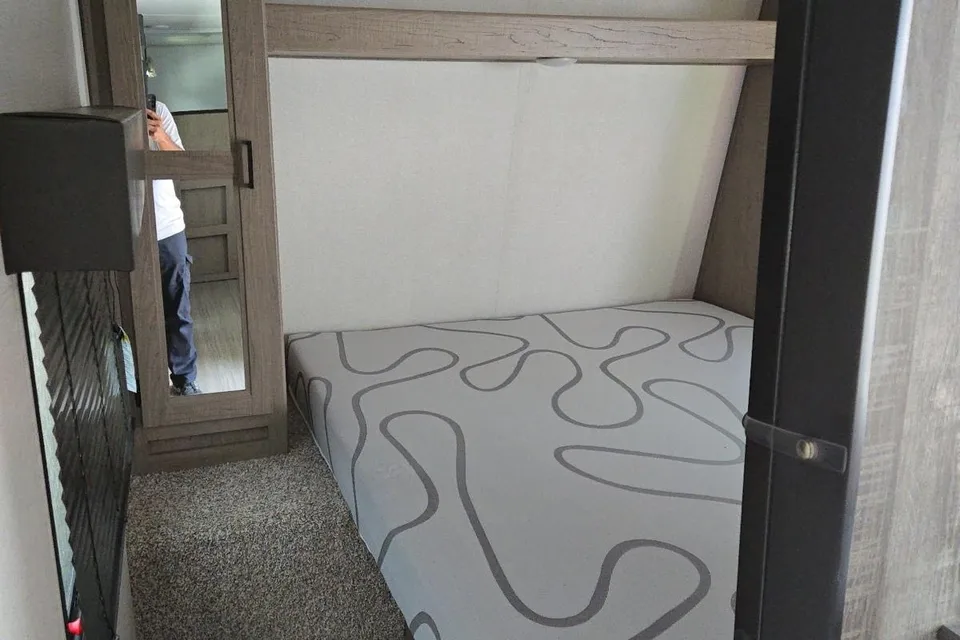 Hinda 28 FT Keystone Hideout Travel Trailer