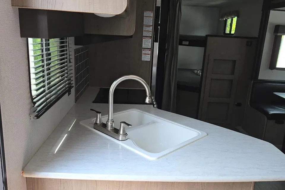 Hinda 28 FT Keystone Hideout Travel Trailer