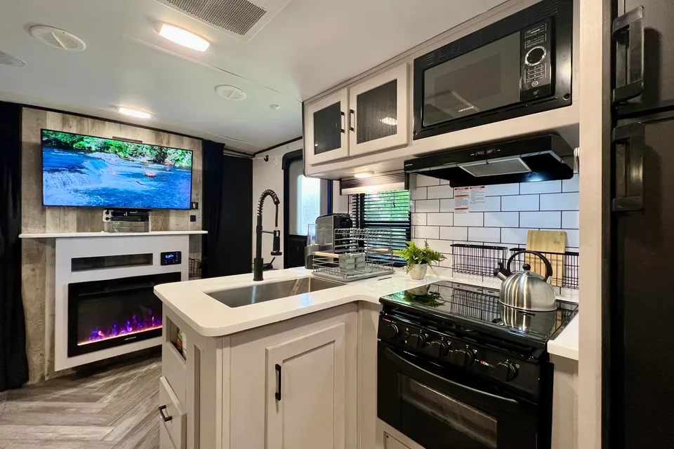 Spruce Moose Glamping — ***BRAND NEW*** 2024 Heartland Mallard M26 (32 ft)