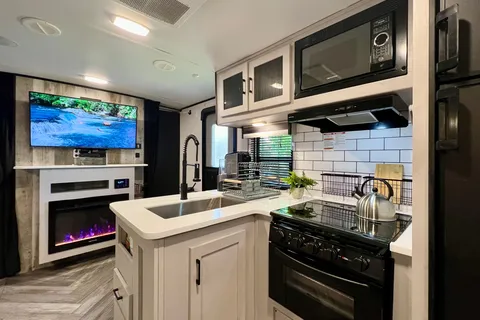 Spruce Moose Glamping — ***BRAND NEW*** 2024 Heartland Mallard M26 (32 ft)