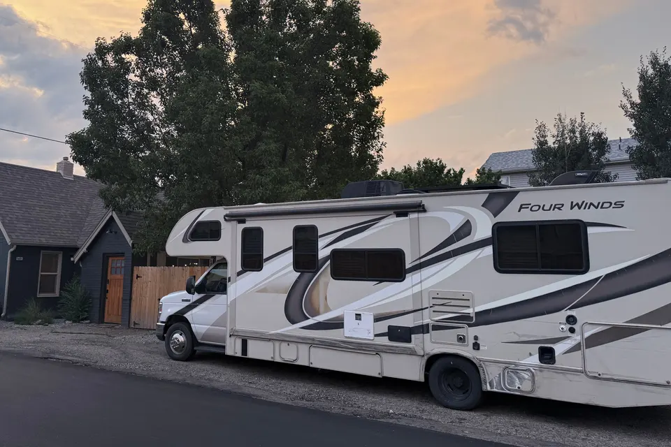The Roamer | Starlink, Solar, Luxury Bed - all you need without the fluff!