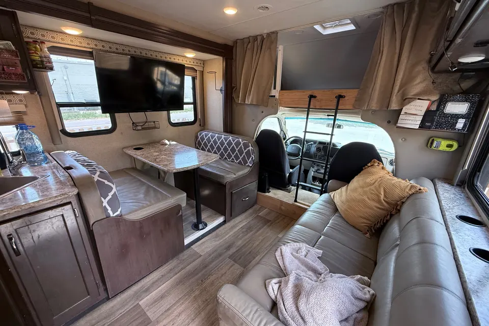 The Roamer | Starlink, Solar, Luxury Bed - all you need without the fluff!
