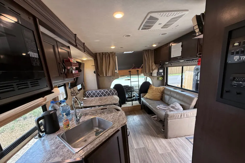 The Roamer | Starlink, Solar, Luxury Bed - all you need without the fluff!