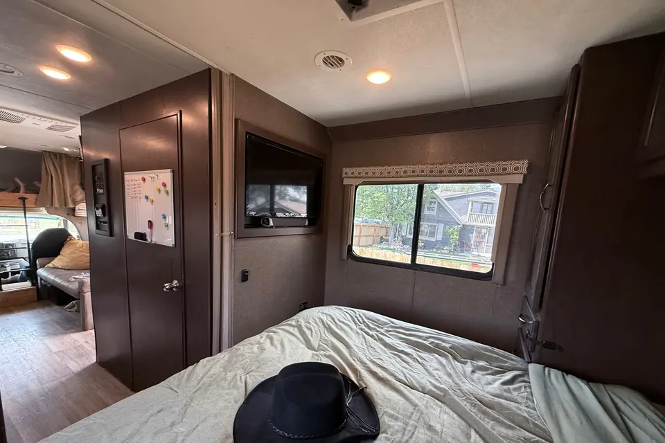 The Roamer | Starlink, Solar, Luxury Bed - all you need without the fluff!