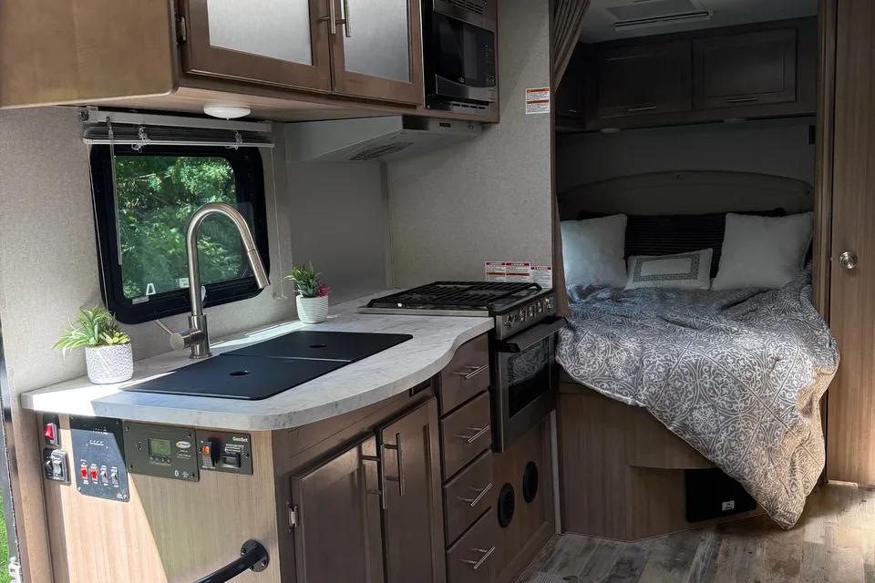Chuck’s Adventurer 24DS Class C