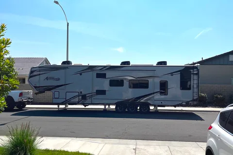 BEAUTIFUL, BRAND NEW 5TH WHEEL RV FOR YOUR NEXT “GLAMPING” ADVENTURE!