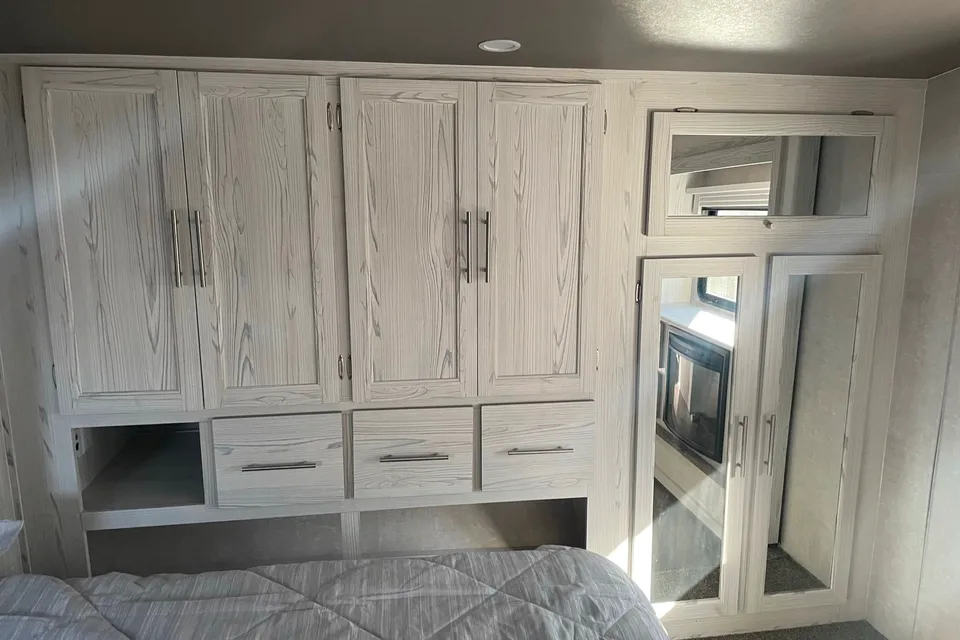 BEAUTIFUL, BRAND NEW 5TH WHEEL RV FOR YOUR NEXT “GLAMPING” ADVENTURE!
