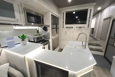 BEAUTIFUL, BRAND NEW 5TH WHEEL RV FOR YOUR NEXT “GLAMPING” ADVENTURE!