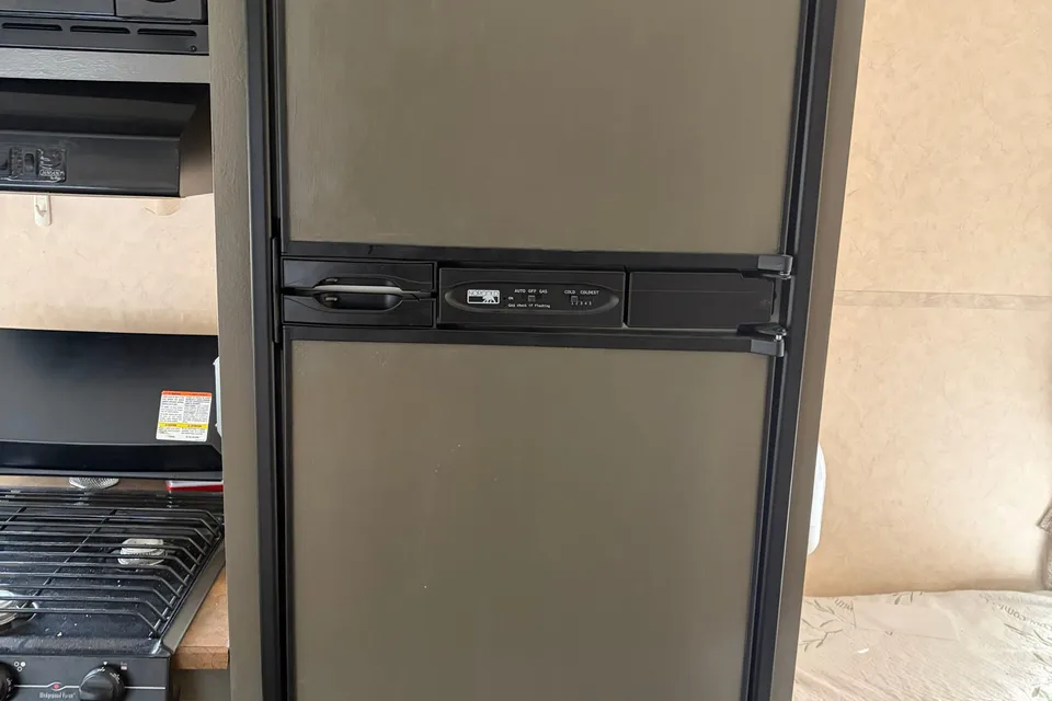 DMLRC's R-Vision Trail Sport Travel Trailer