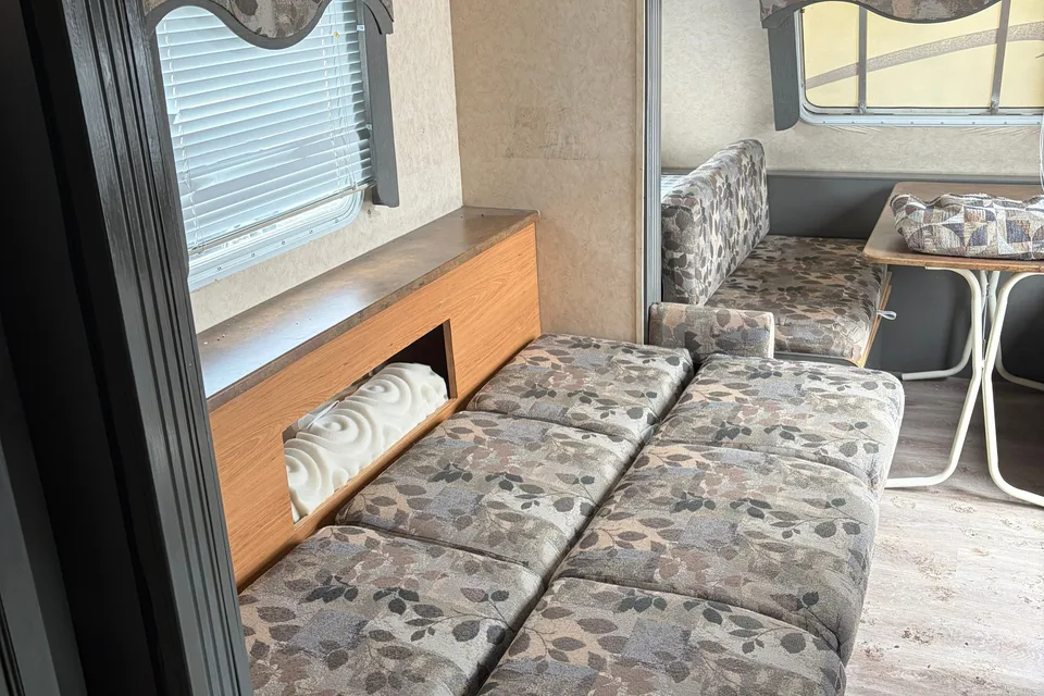 DMLRC's R-Vision Trail Sport Travel Trailer