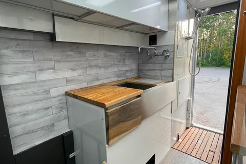 2022 Ford Transit Class B Fully Insulated Big shower queen Bed
