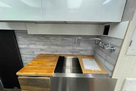 2022 Ford Transit Class B Fully Insulated Big shower queen Bed
