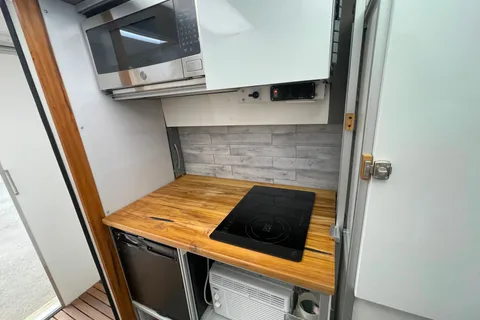 2022 Ford Transit Class B Fully Insulated Big shower queen Bed