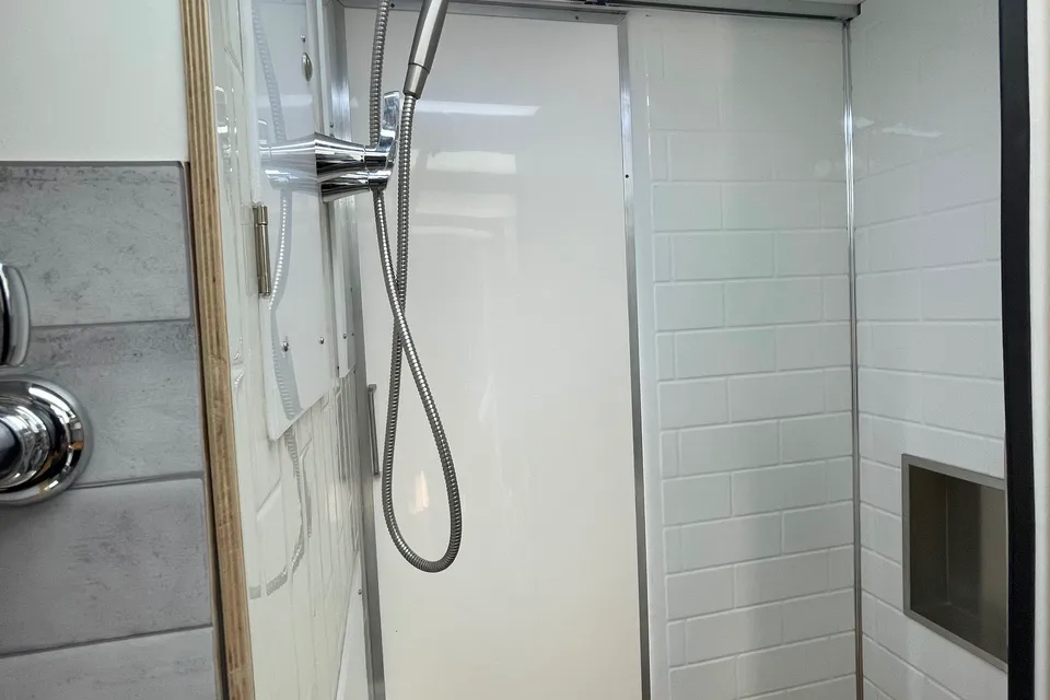 2022 Ford Transit Class B Fully Insulated Big shower queen Bed