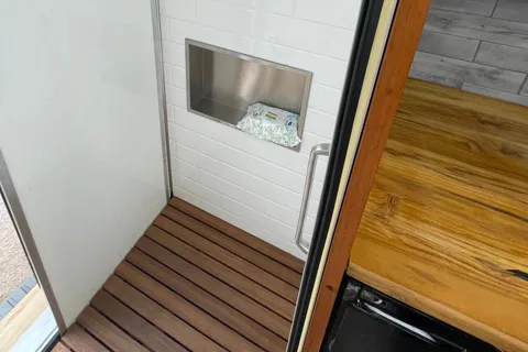 2022 Ford Transit Class B Fully Insulated Big shower queen Bed
