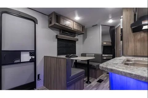 MELODY's Crossroads Zinger Lite 252BH Travel Trailer