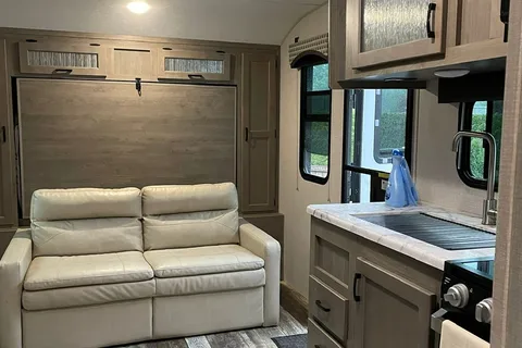 Immaculate Venture Sonic 28ft Travel Trailer