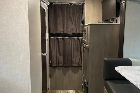 Immaculate Venture Sonic 28ft Travel Trailer