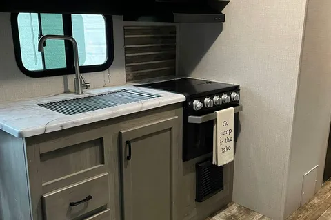 Immaculate Venture Sonic 28ft Travel Trailer