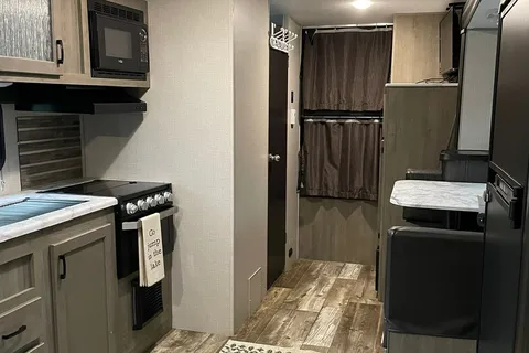 Immaculate Venture Sonic 28ft Travel Trailer