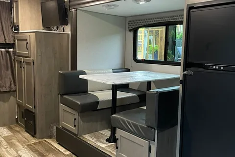 Immaculate Venture Sonic 28ft Travel Trailer