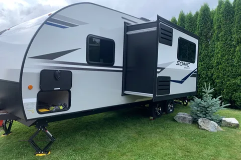 Immaculate Venture Sonic 28ft Travel Trailer