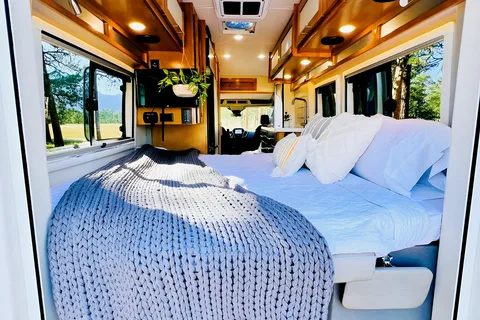 The Teton | 6 Seat belts | Luxury Van