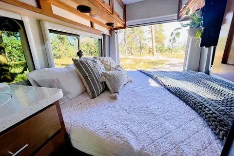 The Teton | 6 Seat belts | Luxury Van