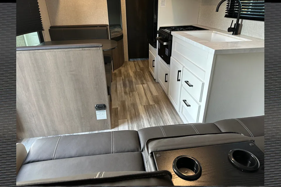Evan's Jayco 2024 JAY FLIGHT SLX Travel Trailer