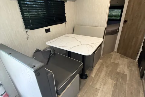 Leisure Lodgings Clipper 25BH Starlink included