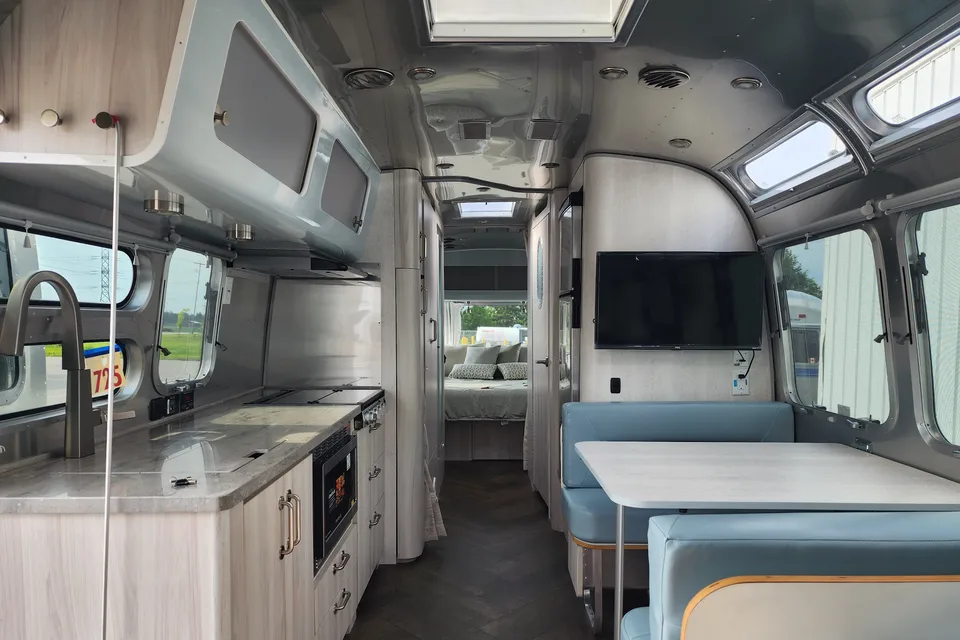 2023 Luxurious 30' Airstream