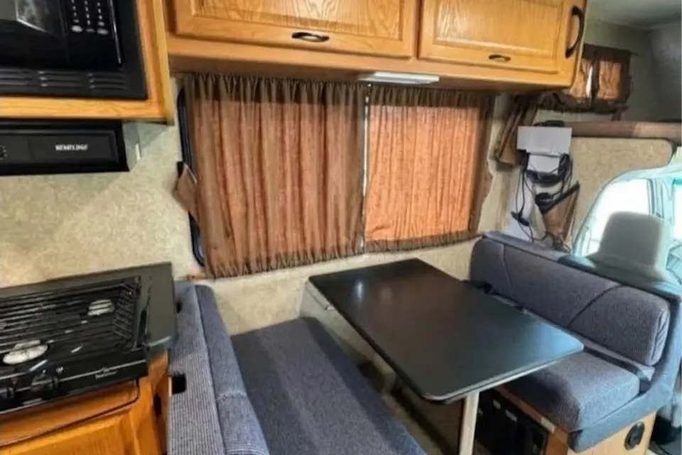 Family Motorhome Thor Motor Coach Majestic 28A Class C