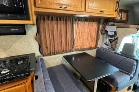 Family Motorhome Thor Motor Coach Majestic 28A Class C