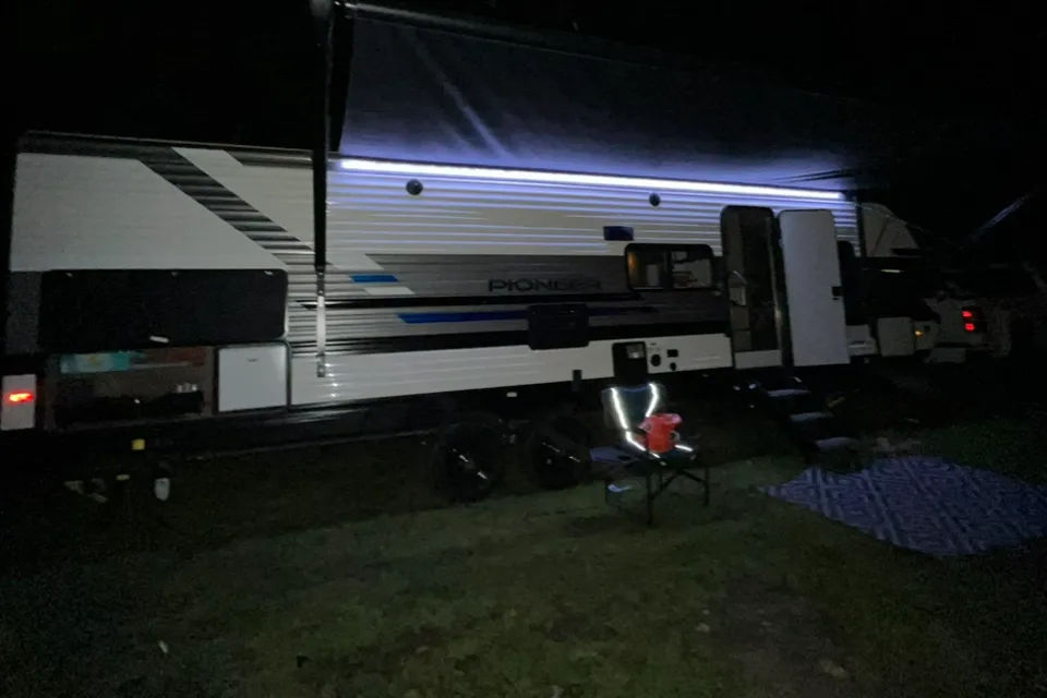 Summer's Pioneer Bh280 Travel Trailer