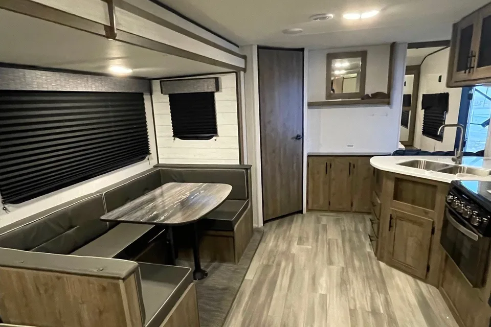 Summer's Pioneer Bh280 Travel Trailer