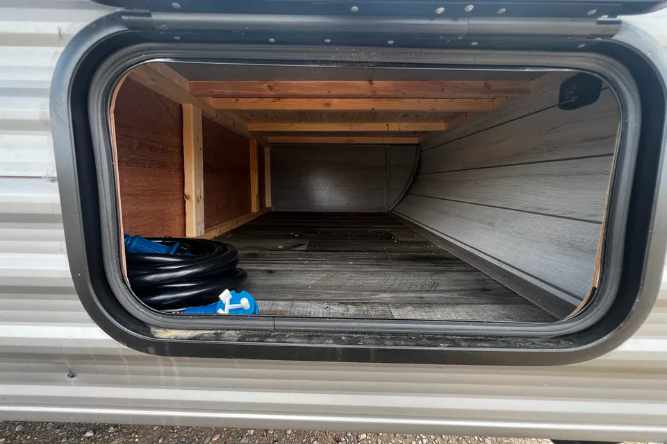 Cozy & Fully Loaded 21.5’ trailer – Sleeps 5 with Fireplace and A/C