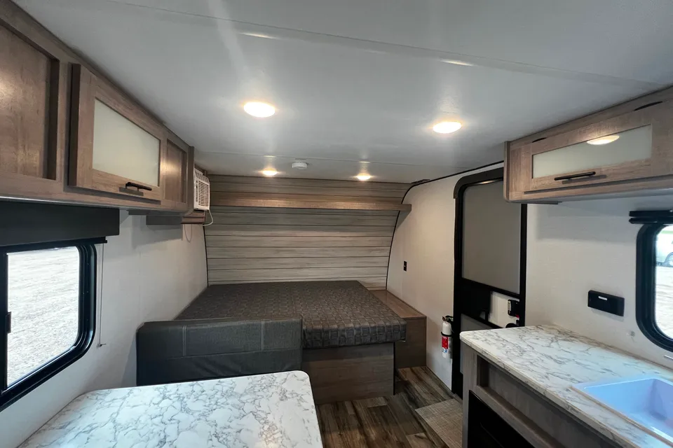 Cozy & Fully Loaded 21.5’ trailer – Sleeps 5 with Fireplace and A/C