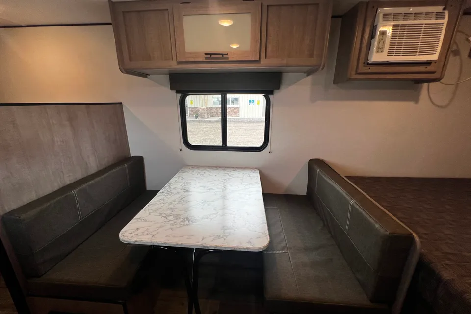 Cozy & Fully Loaded 21.5’ trailer – Sleeps 5 with Fireplace and A/C