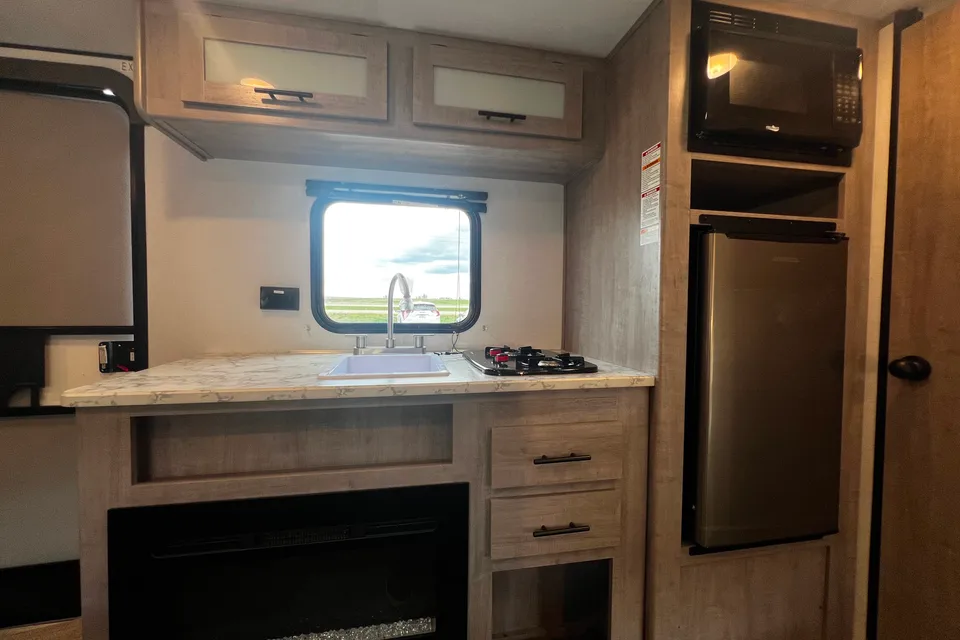 Cozy & Fully Loaded 21.5’ trailer – Sleeps 5 with Fireplace and A/C