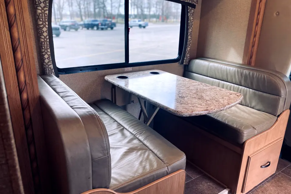 Mercedez-Benz Thor Chateau 24 HL