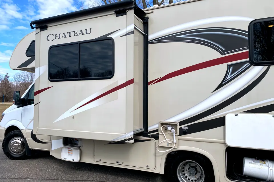 Mercedez-Benz Thor Chateau 24 HL