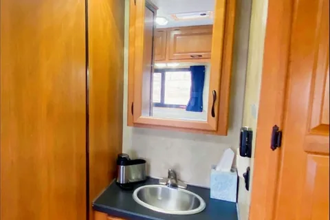 "Queenie" the Thor Motor Coach Majestic Class C