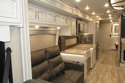 Experience Ultimate Luxury 2025 Discovery LXE!