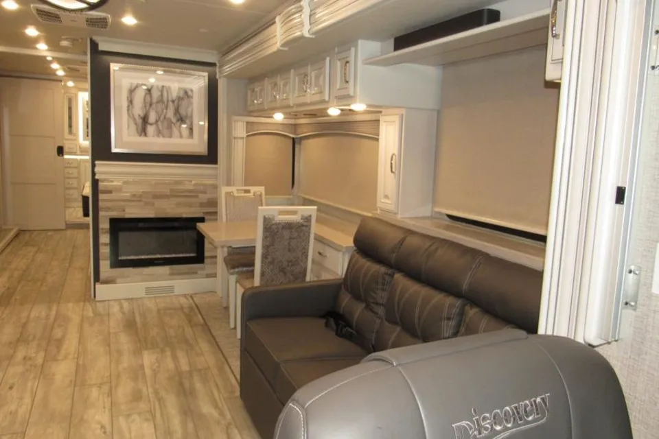 Experience Ultimate Luxury 2025 Discovery LXE!