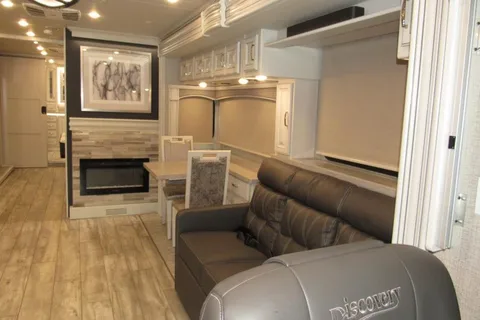Experience Ultimate Luxury 2025 Discovery LXE!