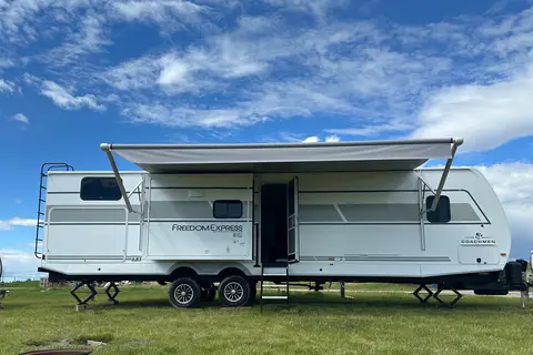 Bunkhouse Bliss: Coachmen Freedom Express 320 BHDS Travel Trailer