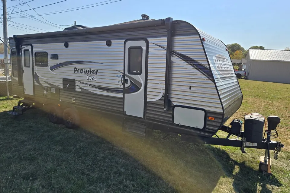 Magali & Maxim Prowler  Prowler Heartland 255LX Travel Trailer